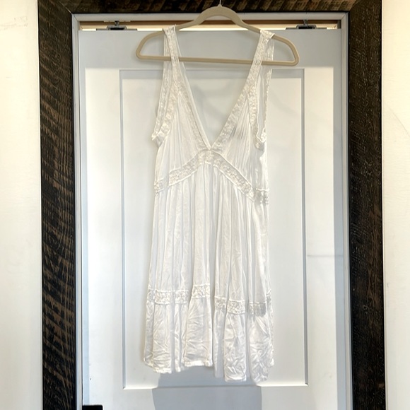 White dress - Picture 1 of 1